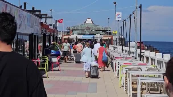 Cinarcik Turkije September 2023 Passagiers Aan Boord Van Een Veerboot — Stockvideo