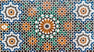 İslami tasarımı olan geleneksel Fas fayansları, geometrik şekiller ve çiçek motifleri gibi el yapımı renkli desenler. Bu fayanslar evlerde ve camilerde duvarları ve zemini süslemek için kullanılır..