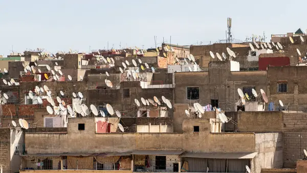 Κτίρια Πολλά Δορυφορικά Πιάτα Εγκατασταθεί Στο Μαρόκο Αυτά Πιάτα Χρησιμοποιούνται — Φωτογραφία Αρχείου