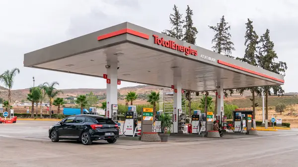 Fes, Fas - 12 Eylül 2022: TotalEnergies benzin istasyonu. Toplam Enerji, elektrik üretimi ve dağıtımı, doğalgaz ve petrol alanlarında faaliyet göstermektedir.