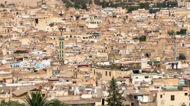 Fes, Fas 'taki eski Medine' nin (Fes El Bali Medina) güzel panoramik manzarası. Kalbinde insanlar ve pazarlar barındıran hareketli bir hayat labirenti.