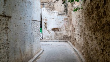 Medina Fes şehrinin eski, yıpranmış yolları eski kasabanın etrafını sarar..