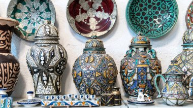 Çarşılarda veya geleneksel pazarlarda renkli seramik ve çömlek sergilenen Fas çömlekleri.