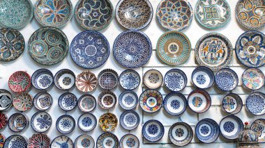 Çarşılarda veya geleneksel pazarlarda renkli seramik ve çömlek sergilenen Fas çömlekleri.