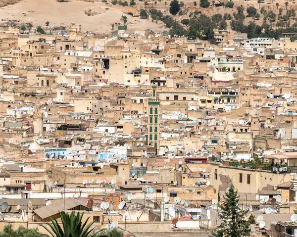 Sidi Ahmed Tijani Camii 'nin yeşil taşlı minaresi şehrin zengin tarihi ve mirası Fas' ı hatırlatıyor.