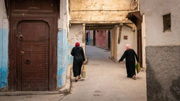 Fes, Fas - 10 Eylül 2022: Faslı kadınlar eski Medine 'nin dar bir yolunda yürüyorlar