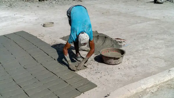 摩洛哥 2022年9月10日 摩洛哥工匠用水泥制砖 他用水泥 沙子和颜料混合在模具中 — 图库照片