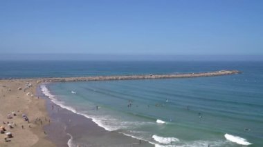 Rabat, Fas - 9 Eylül 2022: Faslı insanlar deniz kenarında tatilin tadını çıkarıyor, Rabat sahilinde yüzüyorlar..