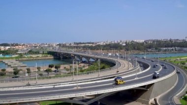 Rabat, Fas - 9 Eylül 2022: Hassan II Köprüsü Bou Regreg Nehri üzerinde uzanan geniş bir köprüdür. Şehrin iki bölgesini birbirine bağlıyor, böylece insanlar daha rahat dolaşabiliyor.