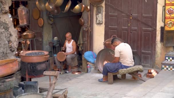 Fes Maroko Září 2022 Řemeslník Modelující Měděnou Mísu Kladivem Souku — Stock video