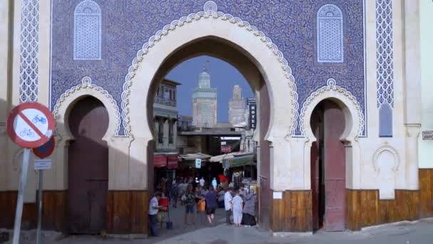Fes Marocko September 2022 Utsmyckade Stadsporten Till Den Gamla Staden — Stockvideo