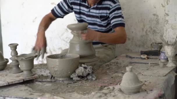 フェス モロッコ 2022年9月10日 モロッコの職人が手作業で陶器を作る — ストック動画