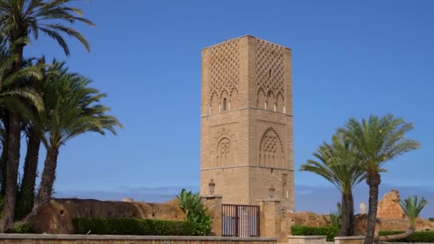 ラバト モロッコ 2222年9月9日 モハメド5世のマウソレウムのハッサン塔は 夕日中にモハメド5世王の記憶を尊重するために建てられました — ストック動画