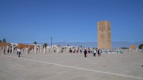 ラバト モロッコ 2222年9月9日 モハメド5世のマウソレウムのハッサン塔は 夕日中にモハメド5世王の記憶を尊重するために建てられました — ストック動画