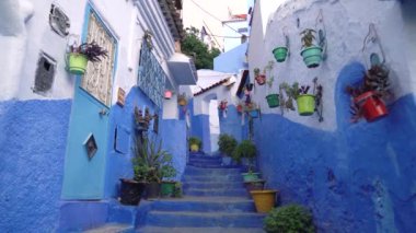 Mavi İnci olarak bilinen Fas 'taki Chefchaouen kasabası çarpıcı mavi rengiyle ünlü Medine binaları ve caddeleri yıkadı ve eşsiz ve büyülü bir atmosfer yarattı..