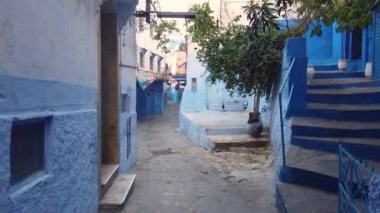 Mavi İnci olarak bilinen Fas 'taki Chefchaouen kasabası çarpıcı mavi rengiyle ünlü Medine binaları ve caddeleri yıkadı ve eşsiz ve büyülü bir atmosfer yarattı..