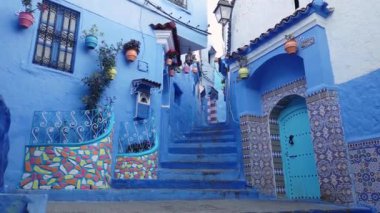 Mavi İnci olarak bilinen Fas 'taki Chefchaouen kasabası çarpıcı mavi rengiyle ünlü Medine binaları ve caddeleri yıkadı ve eşsiz ve büyülü bir atmosfer yarattı..
