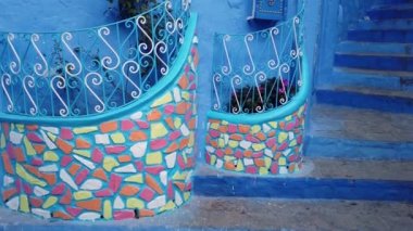 Mavi İnci olarak bilinen Fas 'taki Chefchaouen kasabası çarpıcı mavi rengiyle ünlü Medine binaları ve caddeleri yıkadı ve eşsiz ve büyülü bir atmosfer yarattı..