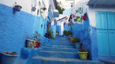 Mavi İnci olarak bilinen Fas 'taki Chefchaouen kasabası çarpıcı mavi rengiyle ünlü Medine binaları ve caddeleri yıkadı ve eşsiz ve büyülü bir atmosfer yarattı..