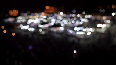 Marakeş, Fas 'taki Jemma el Fnaa Meydanı birçok insan ve hareketle dolu bir pazar meydanı. Odak dışı ve bokeh videosu bilerek yapılmış.