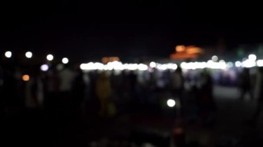 Marakeş, Fas 'taki Jemma el Fnaa Meydanı birçok insan ve hareketle dolu bir pazar meydanı. Odak dışı ve bokeh videosu bilerek yapılmış.
