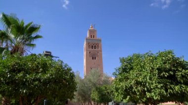 Medine Mahallesi 'ndeki Koutoubia Camii minaresi. Marakeş, Fas 'taki en büyük ve simgesel camidir..