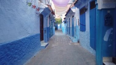 Chefchaouen, Fas - 2 Eylül 2022: Chefchaouen, çarpıcı mavi rengiyle tanınan, eşsiz ve büyülü bir atmosfer yaratan, Mavi İnci olarak bilinen güzel bir kasabadır..