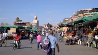 Marakeş, Fas - 10 Eylül 2022: Jemaa el Fnaa, Marakeş şehrinde canlı atmosferi ve çeşitli faaliyetleriyle bilinen büyük bir meydan..