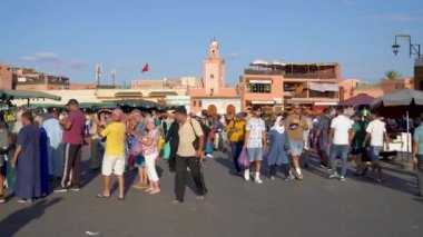 Marakeş, Fas - 10 Eylül 2022: Jemaa el Fnaa, Marakeş şehrinde canlı atmosferi ve çeşitli faaliyetleriyle bilinen büyük bir meydan..