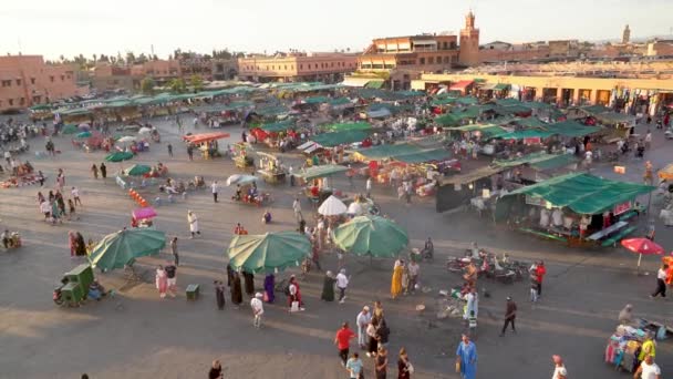 2022年9月10日 摩洛哥马拉喀什 Jemaa Fnaa是马拉喀什老城的一个大广场 以其充满活力的氛围和多种多样的活动而闻名 — 图库视频影像