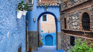 Mavi İnci olarak bilinen Fas 'taki Chefchaouen kasabası, çarpıcı mavi rengiyle ünlü Medine binaları ve caddeleri boyayarak eşsiz ve büyülü bir atmosfer yarattı..