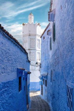 Mavi İnci olarak bilinen Fas 'taki Chefchaouen kasabası, çarpıcı mavi rengiyle ünlü Medine binaları ve caddeleri boyayarak eşsiz ve büyülü bir atmosfer yarattı..