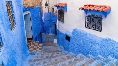 Mavi İnci olarak bilinen Fas 'taki Chefchaouen kasabası, çarpıcı mavi rengiyle ünlü Medine binaları ve caddeleri boyayarak eşsiz ve büyülü bir atmosfer yarattı..