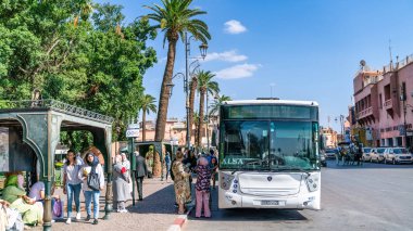 Marakeş, Fas - 15 Eylül 2022: Faslı halk şehir merkezindeki toplu taşıma otobüsüne biniyor