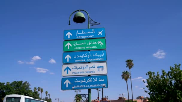摩洛哥市中心马拉喀什机场的交通标志显示方向 — 图库视频影像