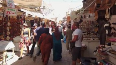 Fes, Fas - 12 Eylül 2022: Medine 'nin eski Fes pazarı, küçük tezgah ve dükkanlar arasında yürüyen ve alışveriş yapan, yerli ve turistlerin her türlü mala baktığı insanlarla dolup taşıyor