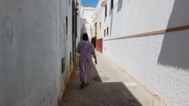 Fes, Fas - 11 Eylül 2022: Eski kasaba Fes Medina 'nın dar yollarında yürüyen kadın.