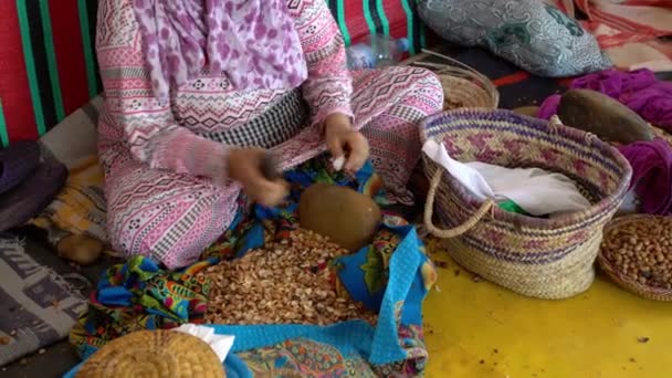 Kobieta Pracująca Spółdzielni Produkcji Owoców Arganowych Używająca Małych Kamieni Rozłupywania — Wideo stockowe