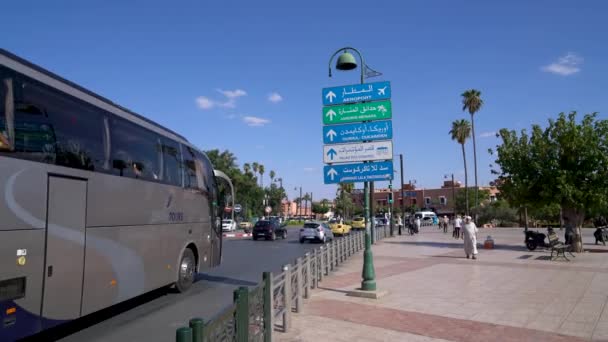 Marrakech Marruecos Septiembre 2022 Señal Tráfico Que Indica Dirección Del — Vídeo de stock