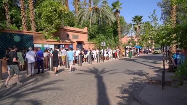 摩洛哥马拉喀什 2022年9月12日 排队的游客进入由Yves Saint Laurent设计的Casa绿洲植物园Yves Saint Laurent的Majorelle花园 — 图库视频影像