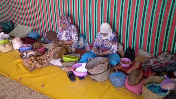 Ourika Valley Maroko Września 2022 Kobiety Pracują Spółdzielni Produkcji Owoców — Wideo stockowe