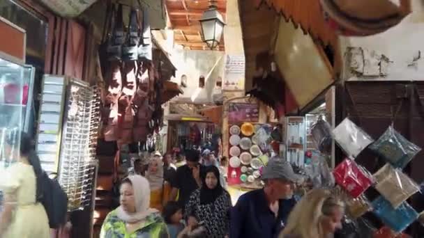 フェス モロッコ 2222年9月12日 フェス旧市街のメディナ市場は すべての小さな屋台やショップの間で歩いてショッピングし 地元の人々や観光客があらゆる種類の商品を閲覧しています — ストック動画