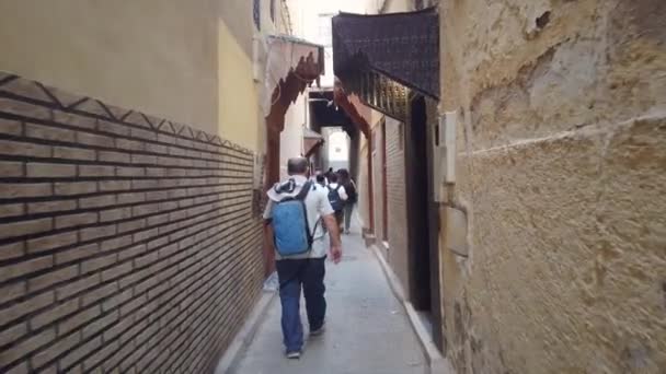 Fes Marrocos Setembro 2022 Turistas Caminhando Estradas Estreitas Fes Medina — Vídeo de Stock
