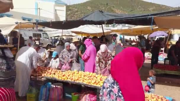 Fes Marocko September 2022 Marockanska Lokalbefolkningen Handlar Lokal Basarmarknad För — Stockvideo