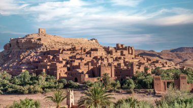 Ait Ben Haddou Fas 'ta güçlendirilmiş bir şehirdir. Fas 'ta Sahra ve Marakeş arasındaki eski karavan rotası boyunca uzanan toprak toprak toprak, gece veya çar mimarisine harika bir örnektir..