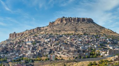 Savur, Mardin, Türkiye - Ocak 2020: Savur, tarihi cazibesiyle tanınan küçük bir kasabadır. Kasabanın dar sokakları taştan evler ve dekoratif mimariyle dolu..