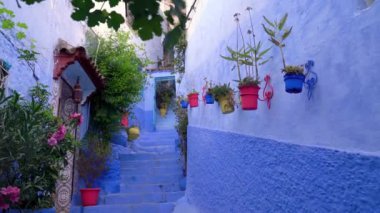 Mavi İnci olarak bilinen Fas 'taki Chefchaouen kasabası, çarpıcı mavi rengiyle ünlü Medine binaları ve caddeleri boyayarak eşsiz ve büyülü bir atmosfer yarattı..