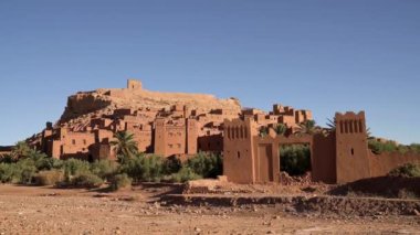 Ksar Ait Ben Haddou, toprak ve kil ile güçlendirilmiş köy, antik çamur tuğlalı mimari ve dar sokaklardan oluşan labirent Sahra Çölü, Fas 'taki karavan rotasında durdu..