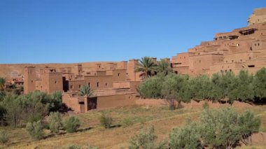 Ksar Ait Ben Haddou, toprak ve kil ile güçlendirilmiş köy, antik çamur tuğlalı mimari ve dar sokaklardan oluşan labirent Sahra Çölü, Fas 'taki karavan rotasında durdu..