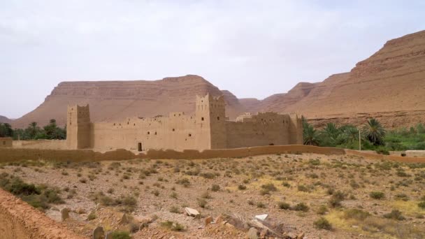 Fortaleza Tradicional Marroquí Hecha Arcilla Con Altas Paredes Arcilla Desfiladero — Vídeo de stock